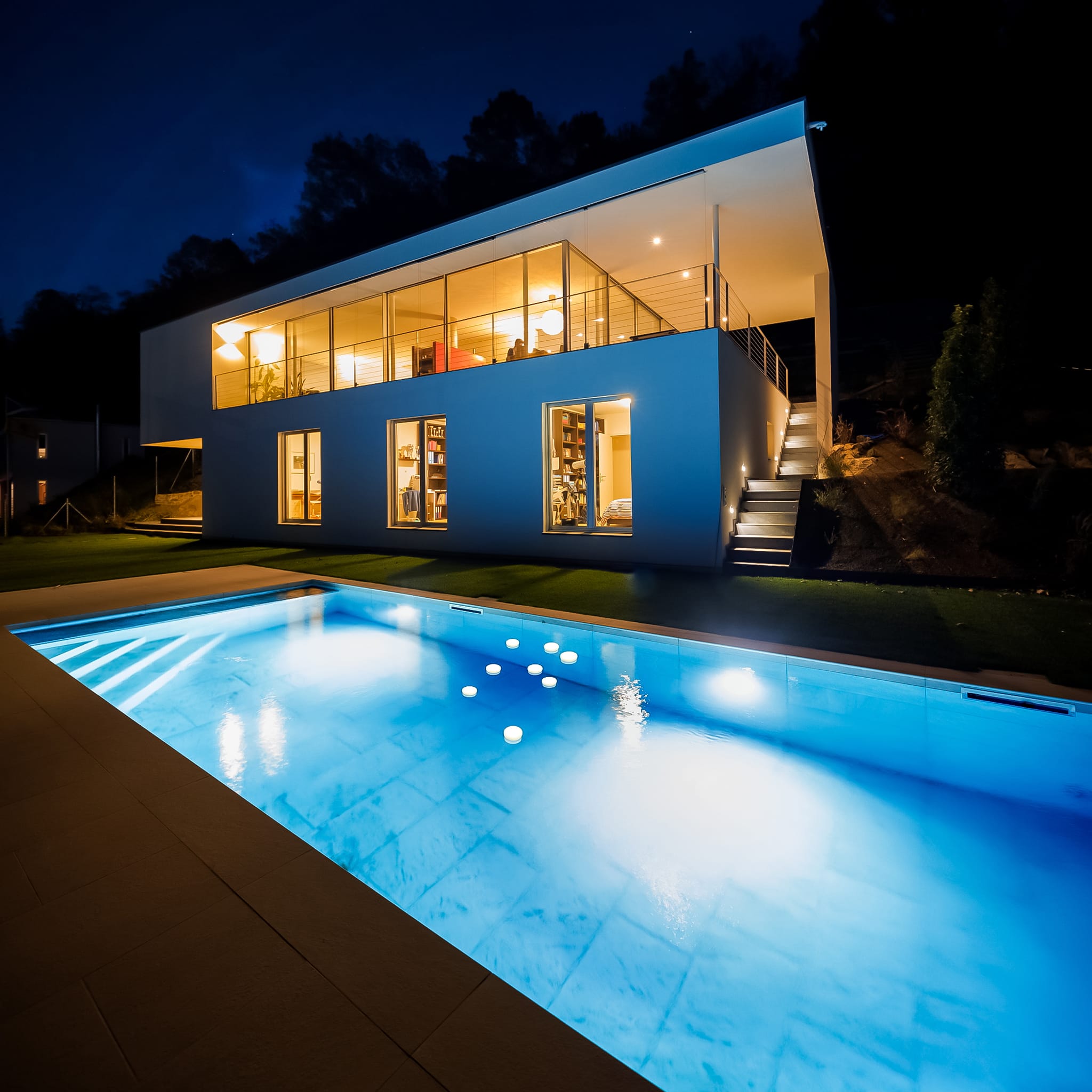 Papaya 12 BATTERY: not just a pool light, but a versatile, waterproof, and colorful lighting solution for any pool or garden area.